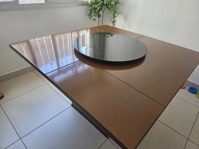 Mesa de Jantar Quadrada - 8 Lugares