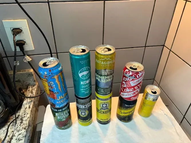 Colecao com latas diversas cervejas, refrigerantes e outras
