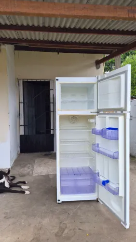 Vende-se geladeira funcionando perfeitamente faço entrega, aceita cartão 