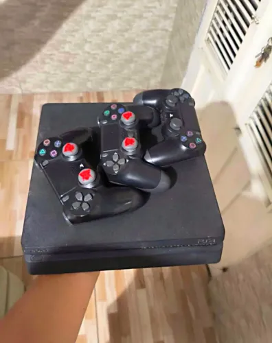 PS4 SLIM 500GB + 3 CONTROLHES