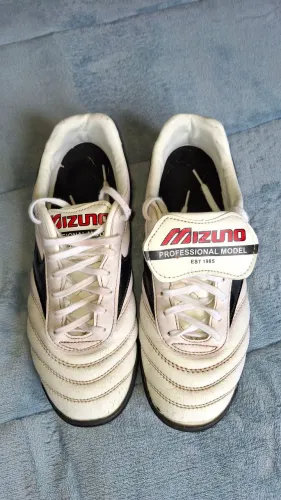 Chuteira society Mizuno 