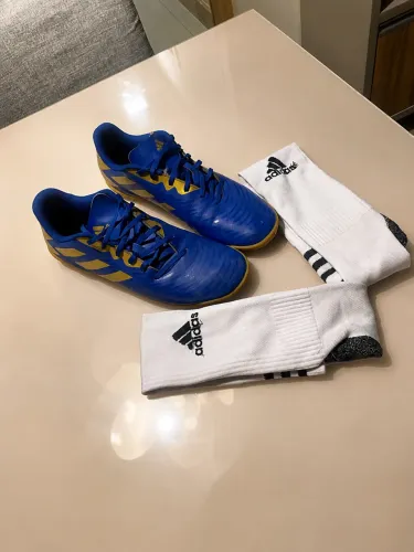 Chuteira Adidas + 2 pares de meias Adidas, em ótimo estado e bem conservados.