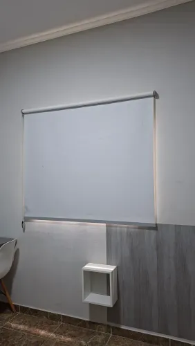 Duas cortinas rolô blackout cinza