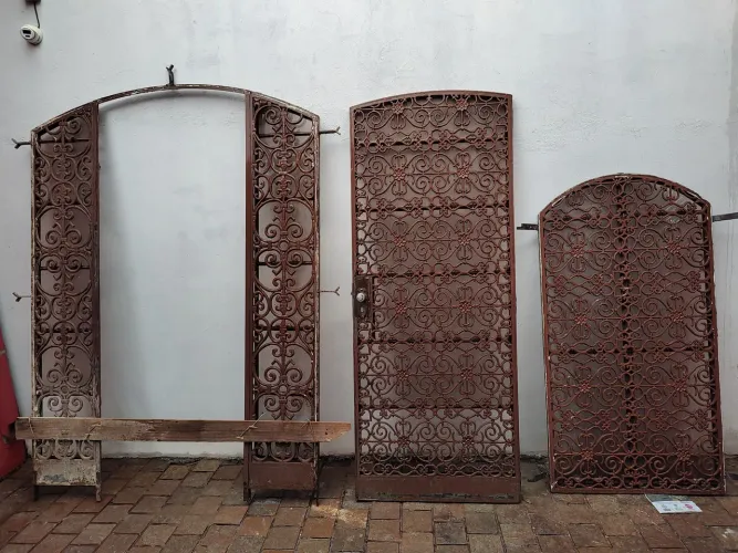 Vende se porta de ferro 