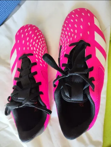 Chuteira Adidas Predator Rosa