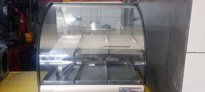 Vitrine estufa semi nova, pouco usada