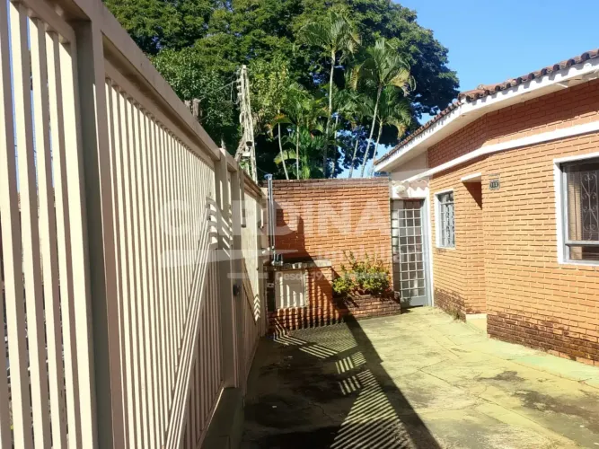 Casa com excelente localização, próximo à Unimed.