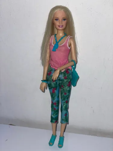 Boneca Barbie antiga mattel em corpo articulado