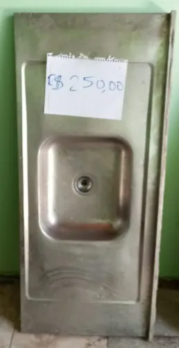2 Pias para cozinha aço inox em bom estado de uso.