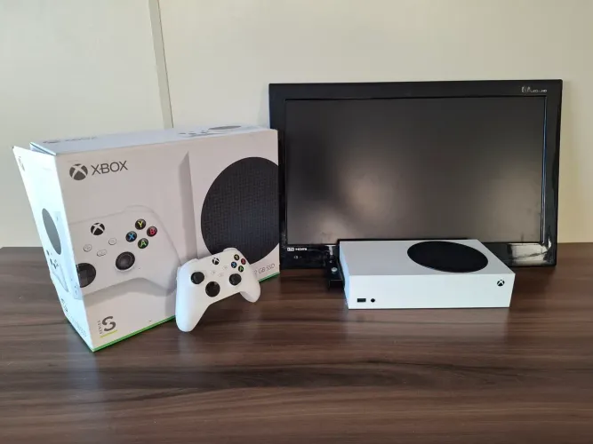 Xbox Series S 512Gb + TV Monitor 22 Polegadas