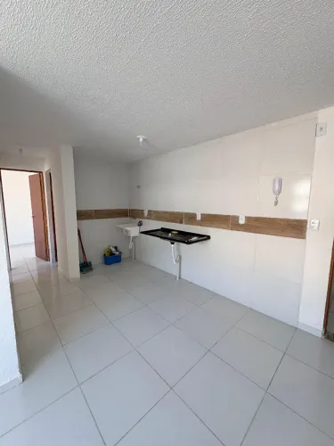 ? Apartamento 2Q c/ varanda - Cond. completo e ótima localização!