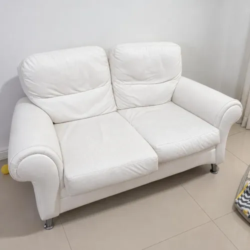 Sofá 2 lugares em couro branco