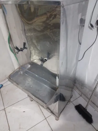 Bebedouro industrial de inox funciona normal