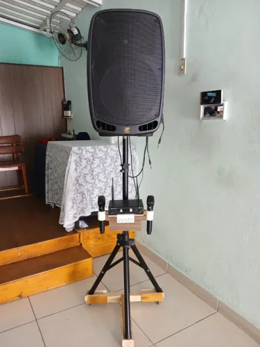Caixa de Som com 2 microfones.