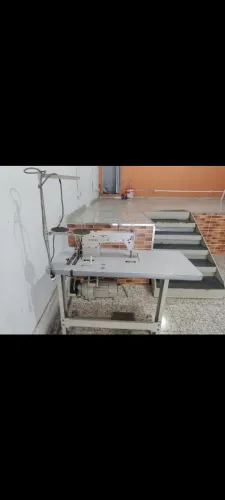 máquina de costura industrial da marca Singer,