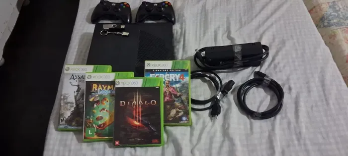 Xbox 360 desbloqueado com dois controles com 4 jogos físicos e 7 jogos na memória