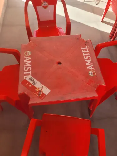 Mesas e cadeiras de plastico