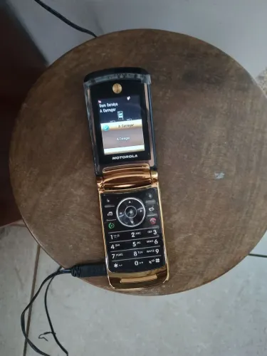 Vendo um celular Motorola V8 luxury dourado novo bateria 100 porcento