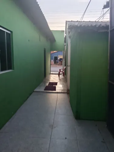 Vende-se casa sendo dois lotes com 11 kitnet dentro e uma sala comercial