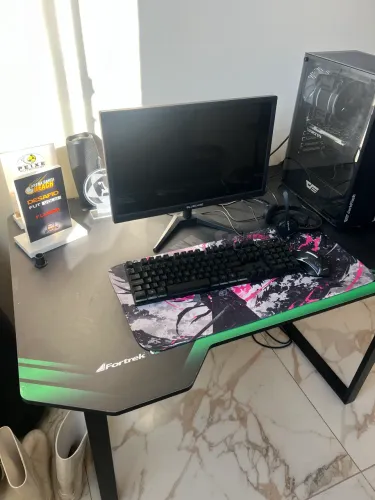 Mesa para computador Fortreck. Vendo ou troco em uma menor