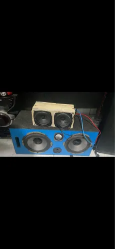 Som com 2 auto falantes de 200w cada 