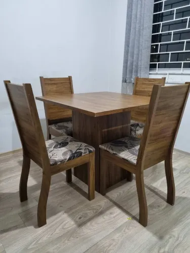 MESA COM 4 CADEIRAS