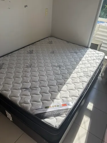 Cama e base casal, molas ensacadas individuais e tecido anti ácaro