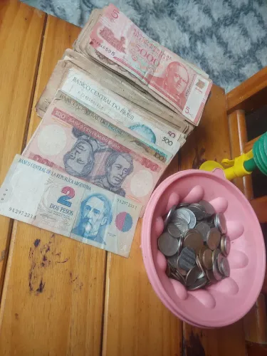 Aqui está um modelo de notas e moedas variadas