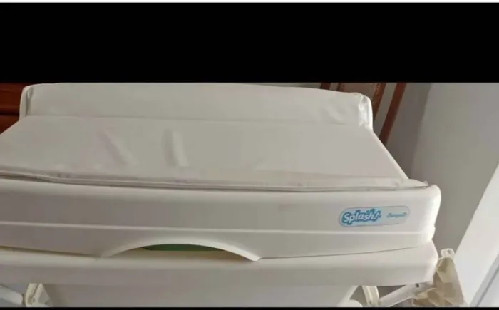 Banheira de Bebê Burigotto Splash+, com Suporte e Trocador