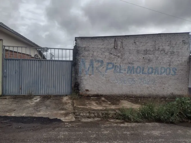 Lote inteiro 360 metros todo murado, com uma parte coberta e com portão!