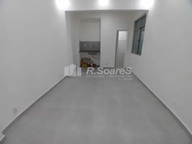 Sala comercial, em frente ao metrô estação Saens Peña,