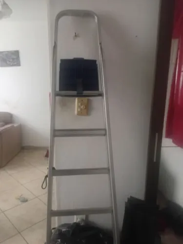 Vendo cilindro de pão e escada de metal