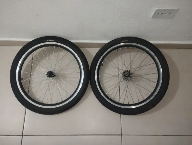 Par de Rodas aro 20 com pneus praieiro