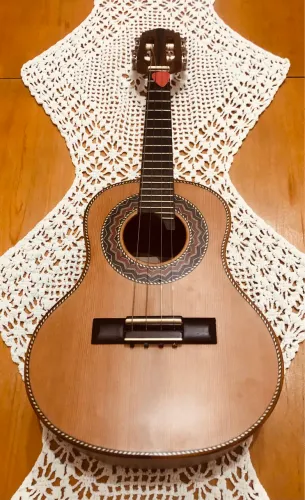Cavaco em cedro luthier Delivan