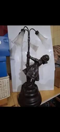 Luminária antiga menina na árvore petit bronze