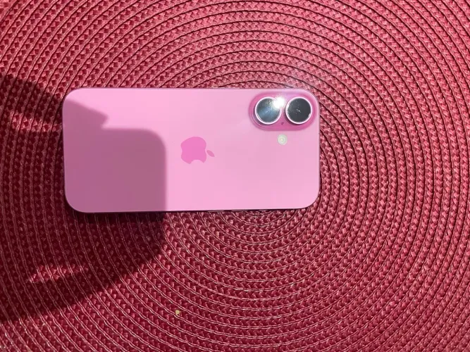 Vendo iphone 16 rosa 128 GB