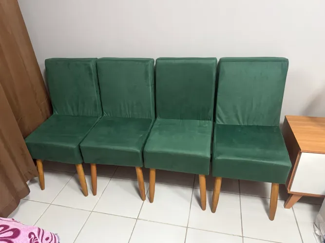 Vende-se 4 cadeiras , pés de palito ,cor verde
