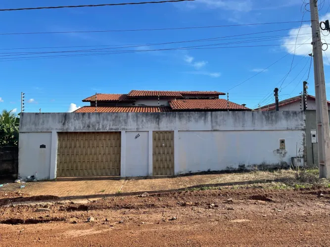 Aluga-se casa 4 quartos sendo 1 suite 