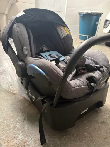 Bebê conforto e base para carro.