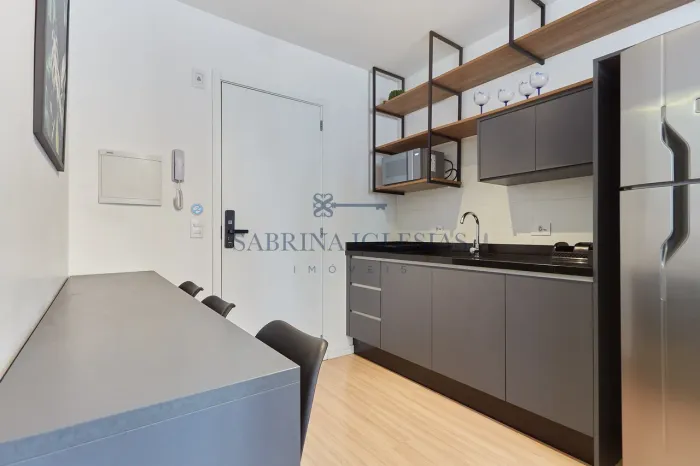Apartamento mobiliado para locação no Centro de Curitiba.