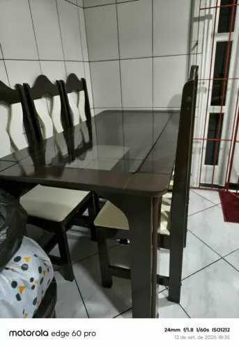 Vendo Por R$ 500,00 - Mesa de Jantar com Vidro com Seis (6) Cadeiras em MDF..