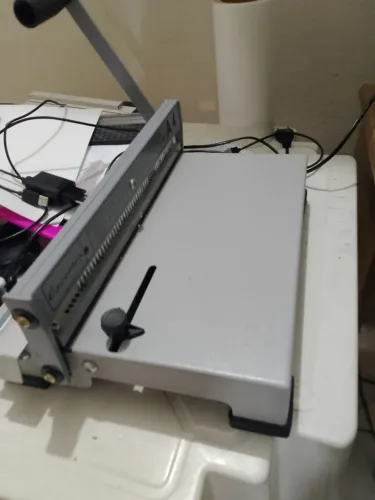 Impressora e encadernadora