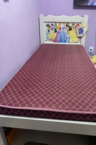 Vende -se uma cama de solteiro tema das princesas bem conservada.