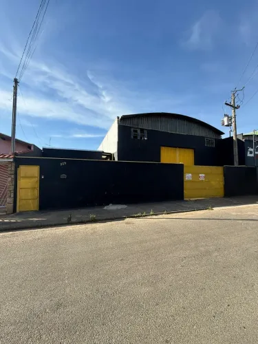 LOCAÇÃO | Galpão/barracão comercial no bairro São Carlos.