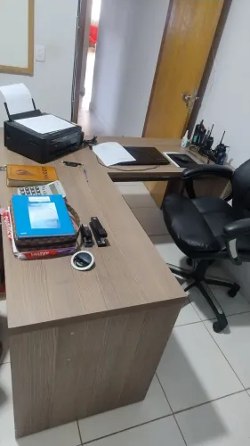 Vendo esta mesa de escritório com ou sem a cadeira interessados chamar no  *