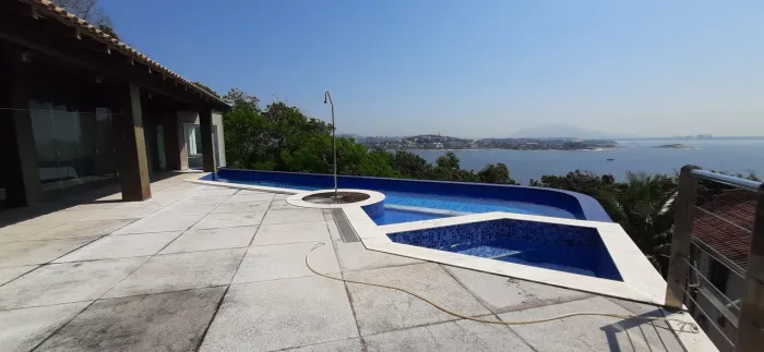 Casa para venda tem 421 metros quadrados com 4 quartos em Praia da Costa - Vila Velha - ES