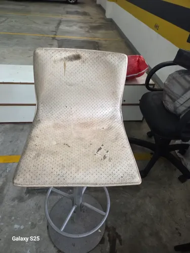 Vendo uma cadeira alta.