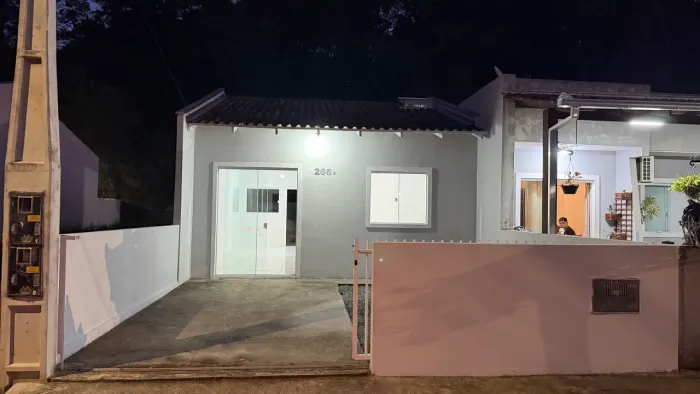 Alugo Casa