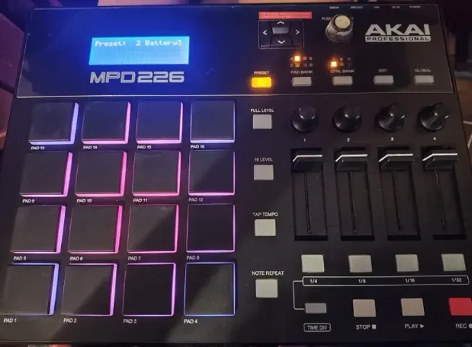 Akai MPD 226 - Controladora MIDI (Estado de Nova + Pads Ultra Sensíveis)