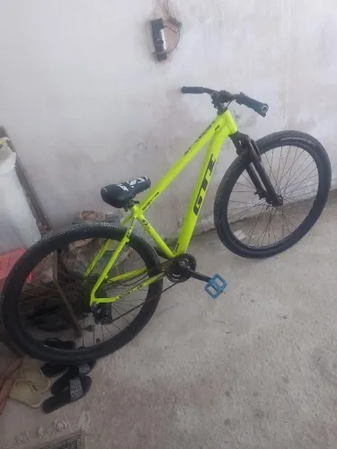 Vendo uma bicicleta bem conservada valor 700 qualquer coisa chama ZAP *90